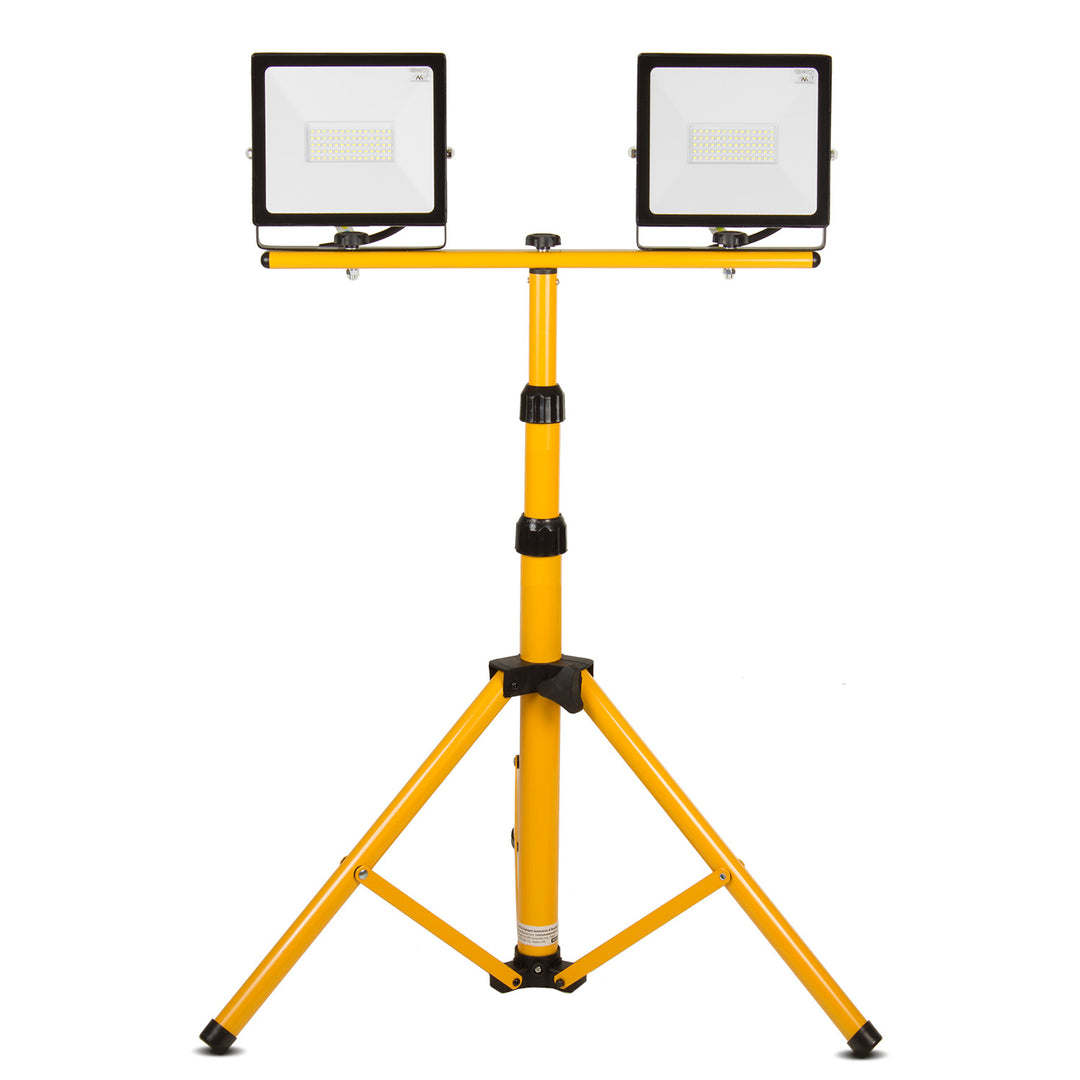 2× Halogén fehér semleges 4000 lm 50 W + állvány + 5 m kábel.