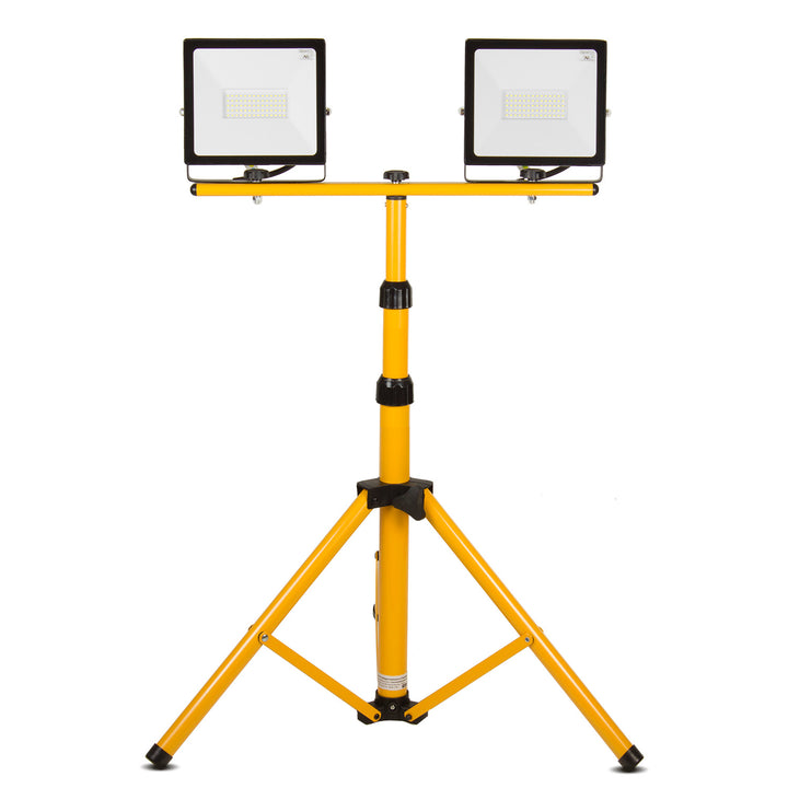 2× Halogén fehér semleges 4000 lm 50 W + állvány + 5 m kábel.