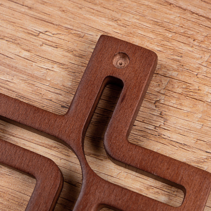 Fából készült lógó kereszt modern barna 25x16x1.6 cm