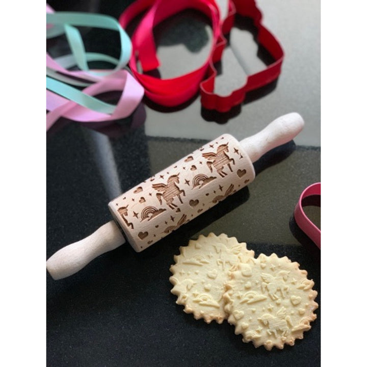 Goody Woody gravírozott süteményhenger, 23,5 cm, bükkfa, egyszarvú design