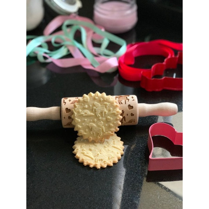 Goody Woody gravírozott süteményhenger, 23,5 cm, bükkfa, egyszarvú design