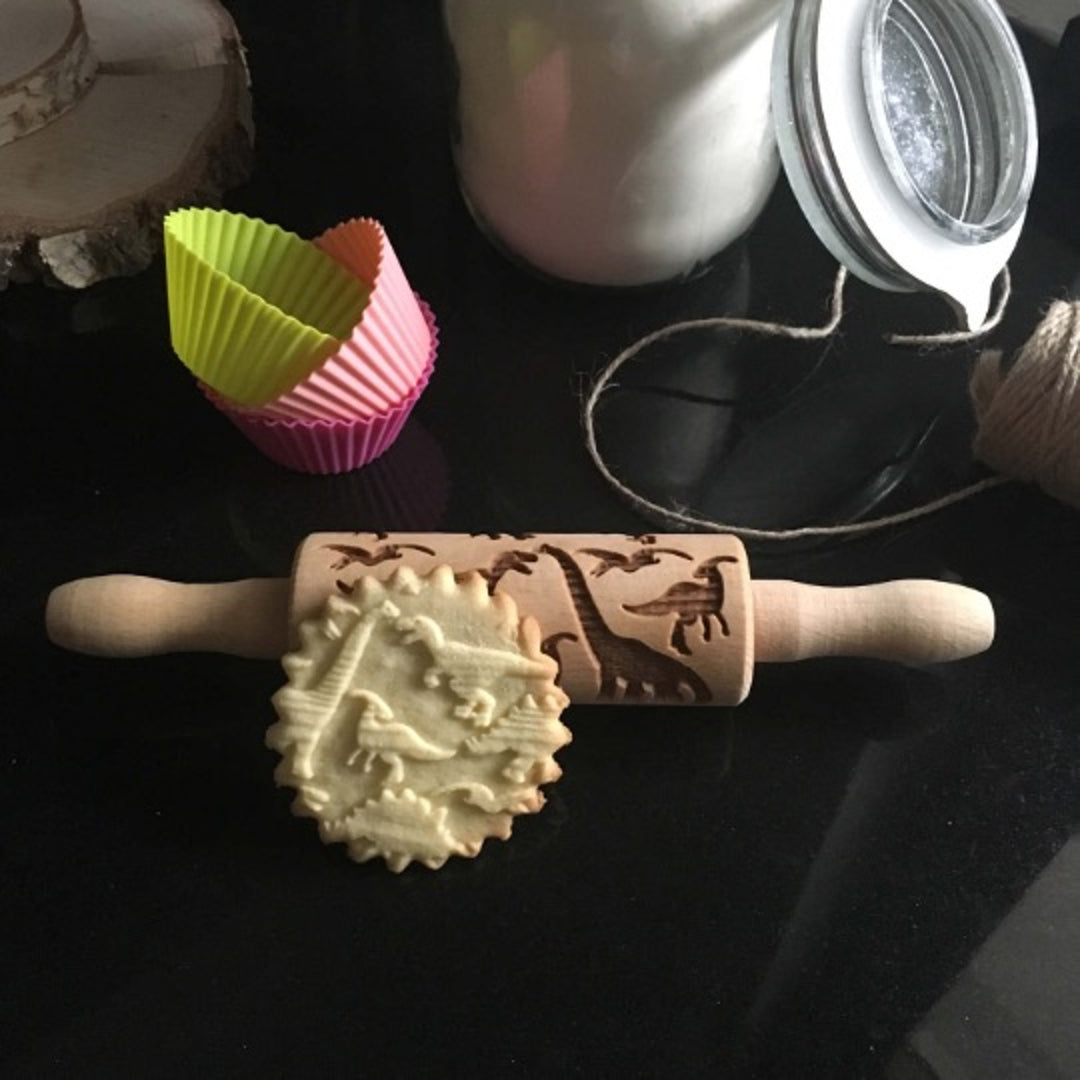 Goody Woody gravírozott süteményhenger, 23,5 cm, bükkfa, dinoszaurusz mintával