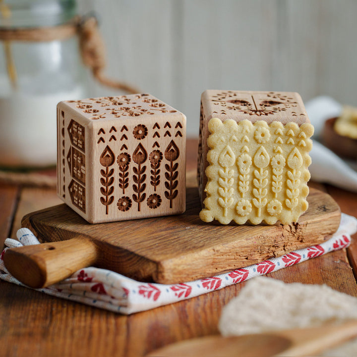Goody Woody gravírozott süteménykocka, 6 cm, bükkfa, 6 minta, skandináv stílusban