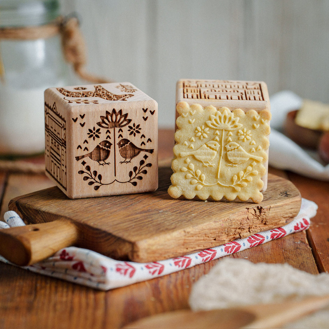 Goody Woody gravírozott süteménykocka, 6 cm, bükkfa, 6 minta, skandináv stílusban