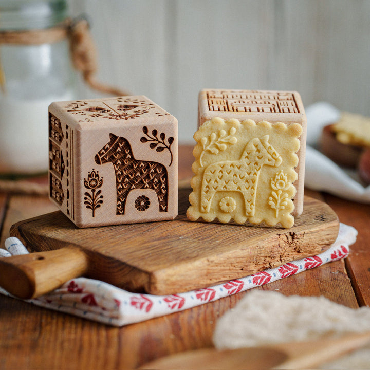 Goody Woody gravírozott süteménykocka, 6 cm, bükkfa, 6 minta, skandináv stílusban