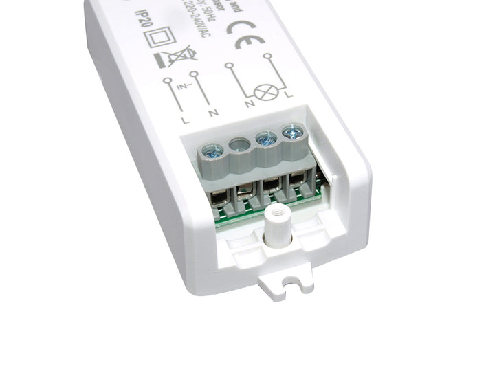 A PIR ajtó be / ki érzékelője infravörös érzékelő eléri a 5-6 cm-es max. 500W Maclean Energy MCE135-et
