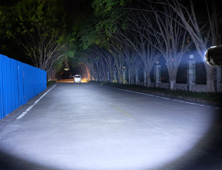 Cree 800 lumenes LED-es zseblámpa Maclean Energy MCE220 + töltő + kerékpártartó
