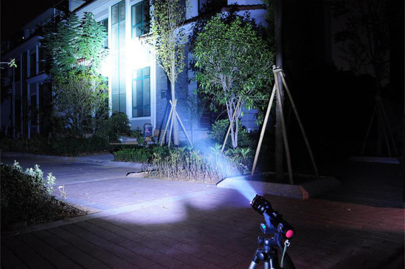 Cree 800 lumenes LED-es zseblámpa Maclean Energy MCE220 + töltő + kerékpártartó