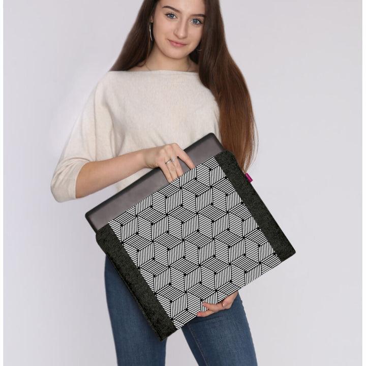 15 hüvelykes laptophoz készült tok, környezetbarát filcből, „Cube” mintás nyomtatással