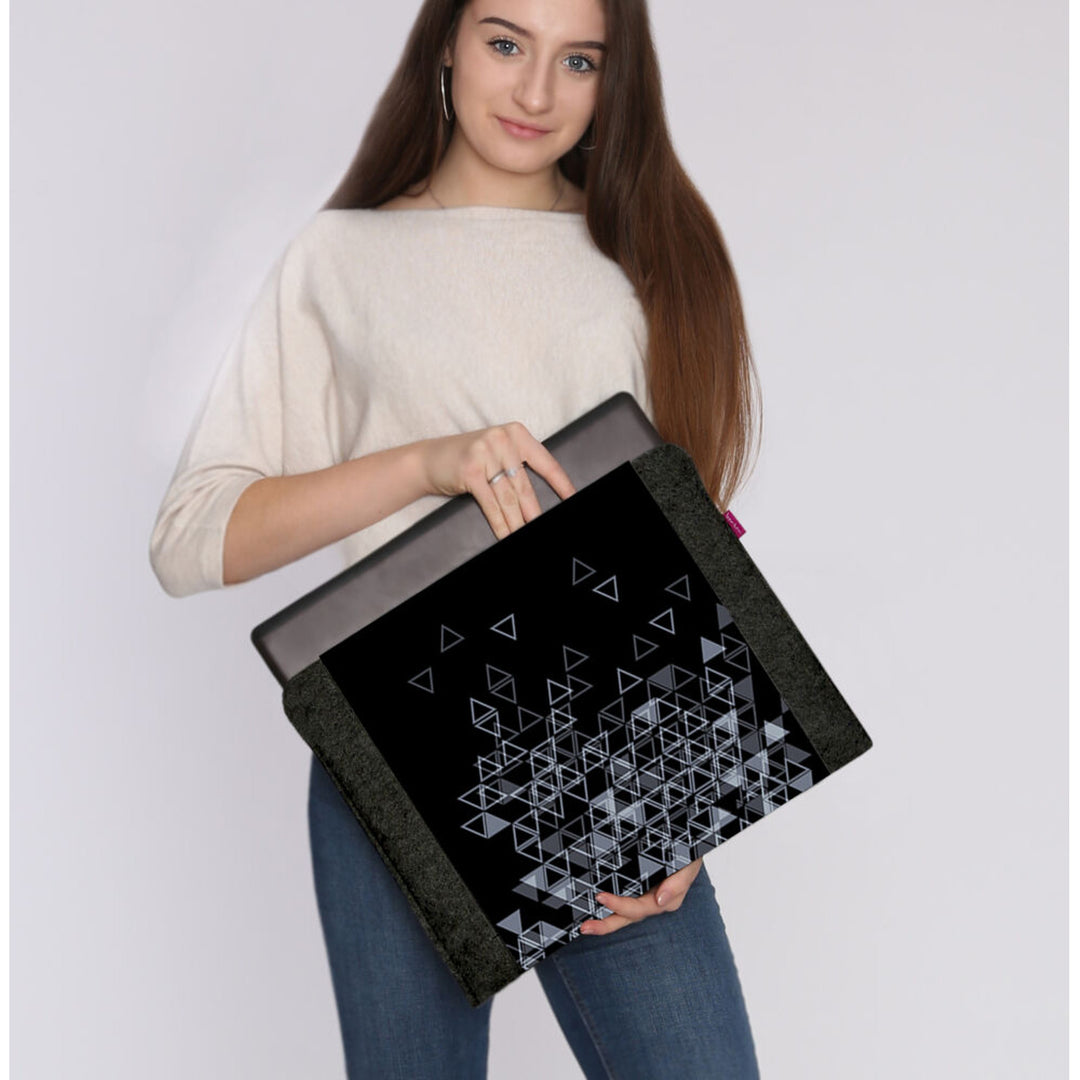 15 hüvelykes laptophoz készült tok, környezetbarát filcből, „Triangle” mintával