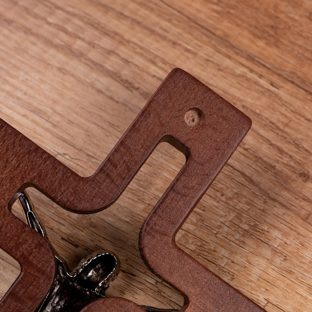 Fából készült lógó kereszt, modern, barna 25x16x1.6cm