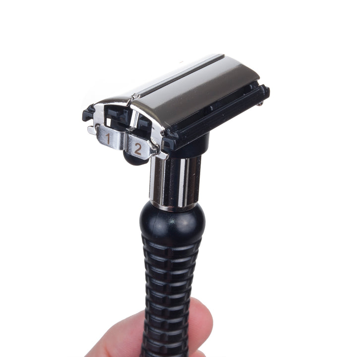 Feather DER-A borotva cserélhető pengékkel. Rozsdamentes acél fej. 2 beállítás, pillangónyitás.