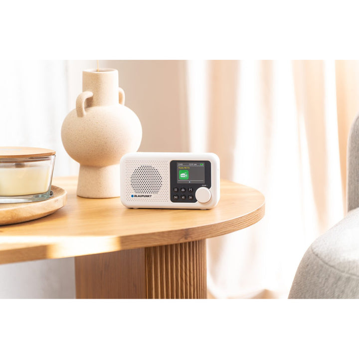 Blaupunkt hordozható rádió, DAB+ digitális rádió és FM tuner, Bluetooth, fejhallgató-kimenet, 2,4 hüvelykes színes kijelző, óra és ébresztő funkció, akkumulátorral működik és USB-C-n keresztül újratölthető, DR8WH