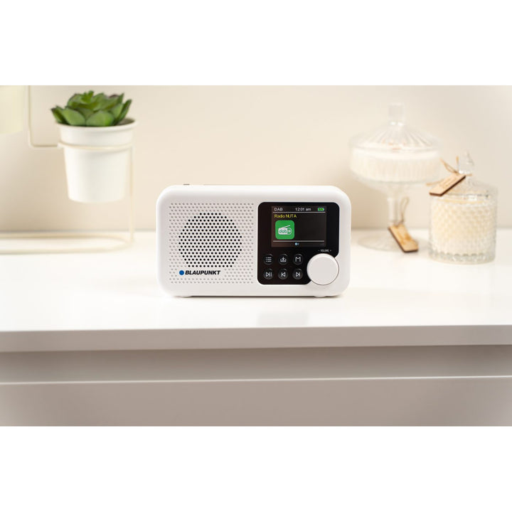 Blaupunkt hordozható rádió, DAB+ digitális rádió és FM tuner, Bluetooth, fejhallgató-kimenet, 2,4 hüvelykes színes kijelző, óra és ébresztő funkció, akkumulátorral működik és USB-C-n keresztül újratölthető, DR8WH