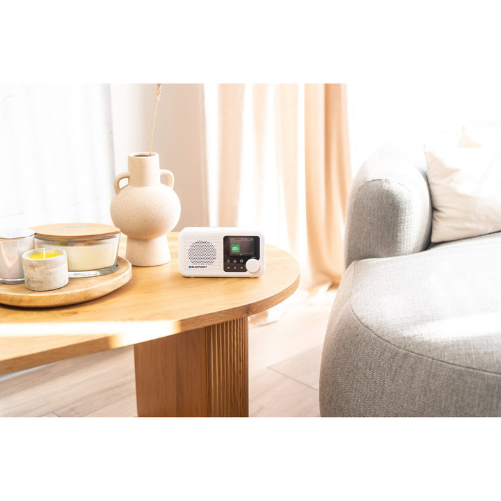 Blaupunkt hordozható rádió, DAB+ digitális rádió és FM tuner, Bluetooth, fejhallgató-kimenet, 2,4 hüvelykes színes kijelző, óra és ébresztő funkció, akkumulátorral működik és USB-C-n keresztül újratölthető, DR8WH