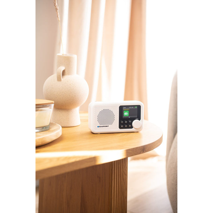 Blaupunkt hordozható rádió, DAB+ digitális rádió és FM tuner, Bluetooth, fejhallgató-kimenet, 2,4 hüvelykes színes kijelző, óra és ébresztő funkció, akkumulátorral működik és USB-C-n keresztül újratölthető, DR8WH