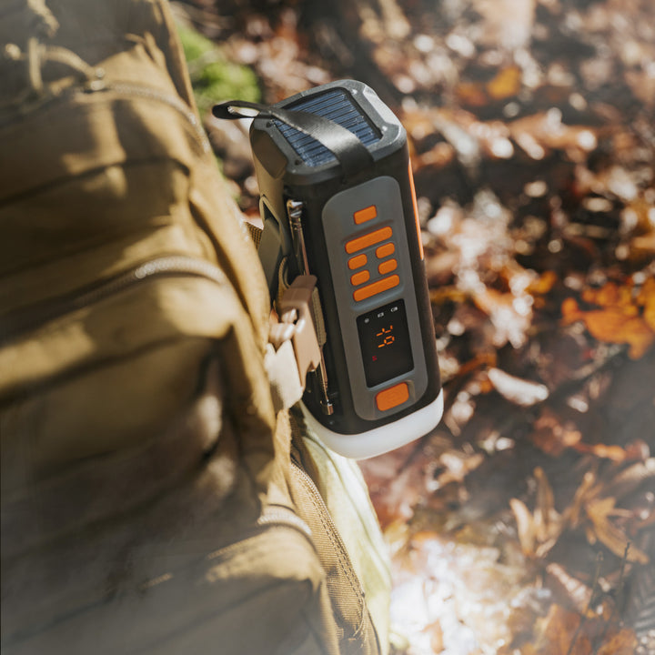 Adler vészhelyzeti rádió napelemmel, kézi hajtóművel és power bankkal, Bluetooth 5.0, 4 W-os LED-es zseblámpa, 4500 mAh, AD 1920