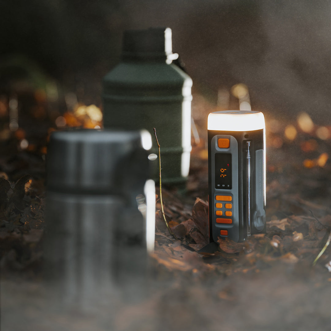 Adler vészhelyzeti rádió napelemmel, kézi hajtóművel és power bankkal, Bluetooth 5.0, 4 W-os LED-es zseblámpa, 4500 mAh, AD 1920