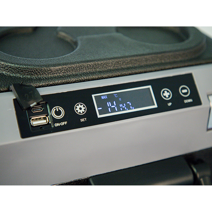 Blow kompresszoros autós hűtőtáska, 35 literes űrtartalom, érintőképernyős vezérlőpanel, 12 V, 24 V és 230 V, USB-C csatlakozó, 44-208#